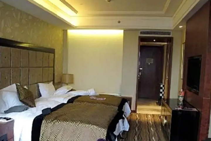 Room 5 of 12