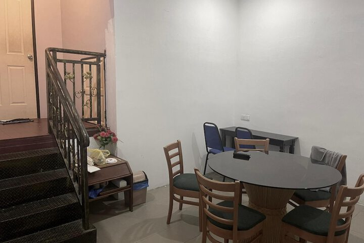 Room 4 of 8