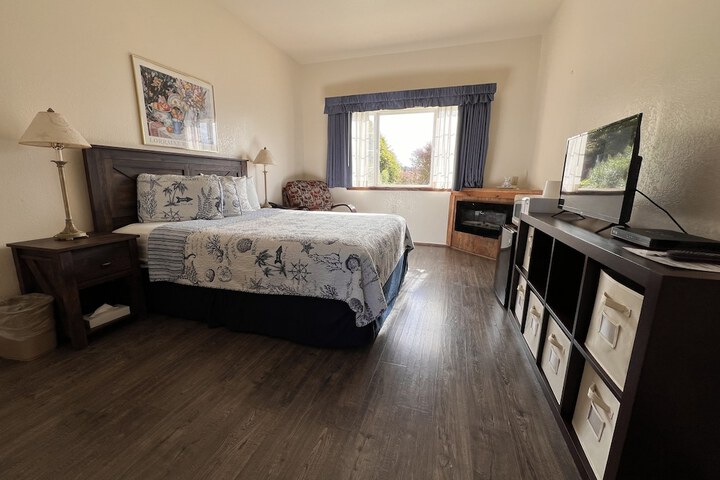 1 Queen Bed (1 of 2)