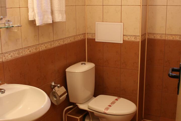 Room 5 of 12