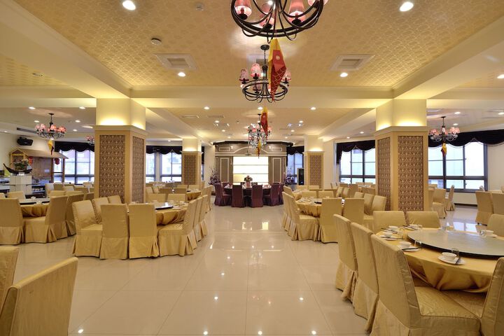 Ballroom/Hall 86 of 97