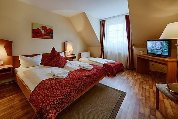 Room 6 of 25