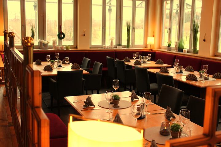 Dining 4 of 9