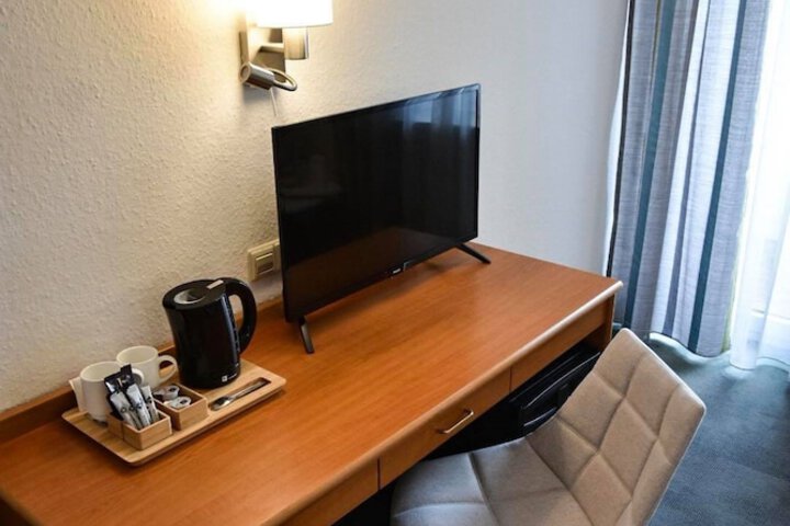 Room 8 of 40