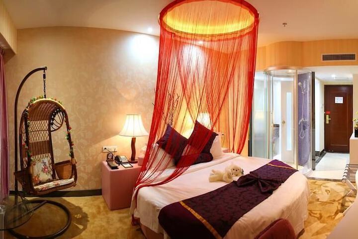 Room 4 of 15