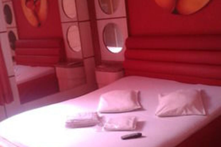 Room 4 of 16