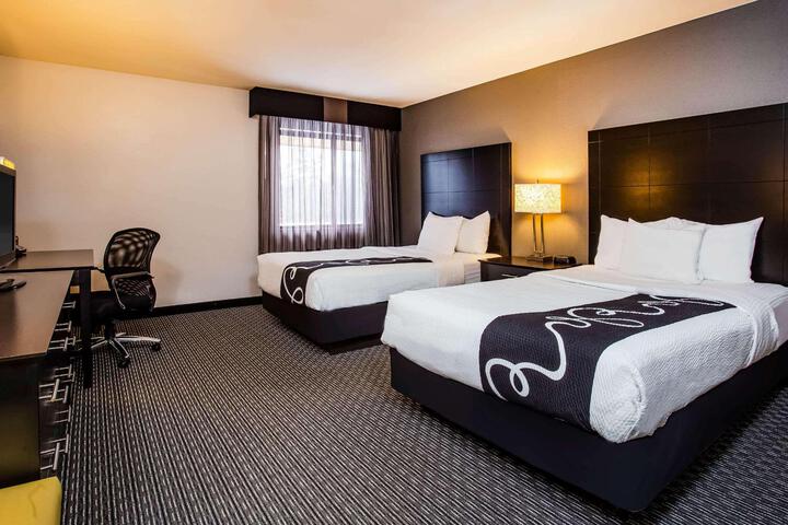 2 Double Beds (4 of 8)