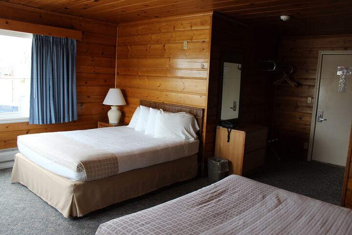 1 Queen Bed (8 of 20)