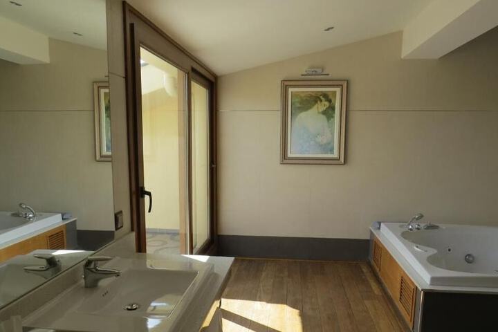 Room 35 of 48