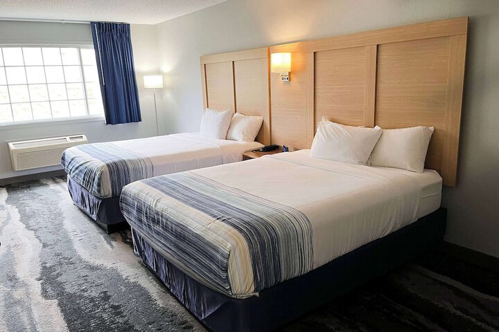 1 Queen Bed (10 of 25)