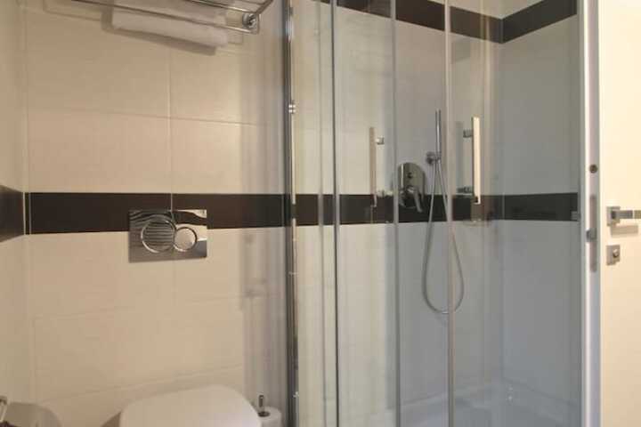 Room 10 of 27