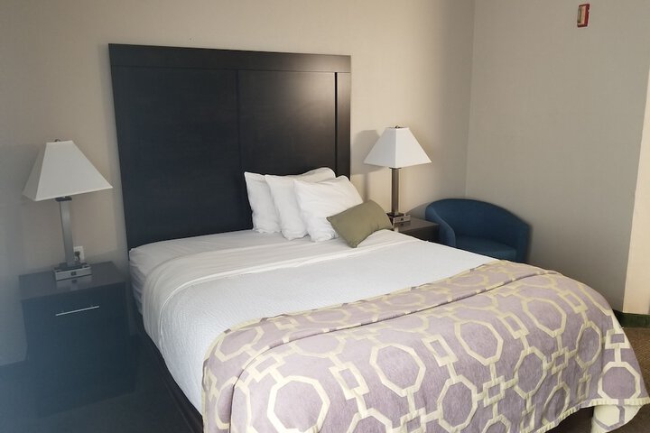 1 Queen Bed Accessible Room (4 of 11)