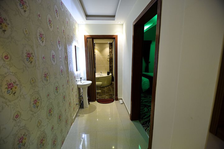 Room 32 of 43