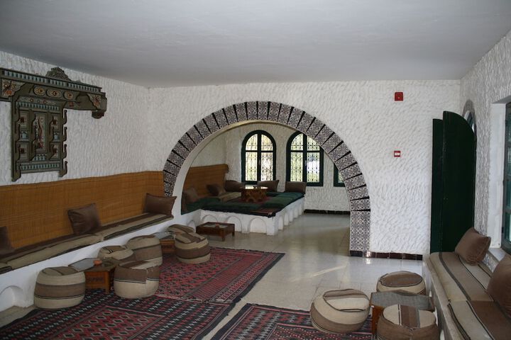 Lounge 33 of 46