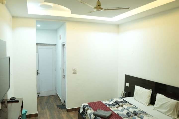 Room 4 of 16