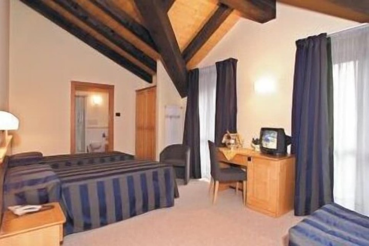 Room 12 of 38