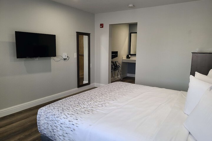 1 King Bed Flat Screen Television Microwave and Refrigerator High Speed Internet Accessible (4 of 10)