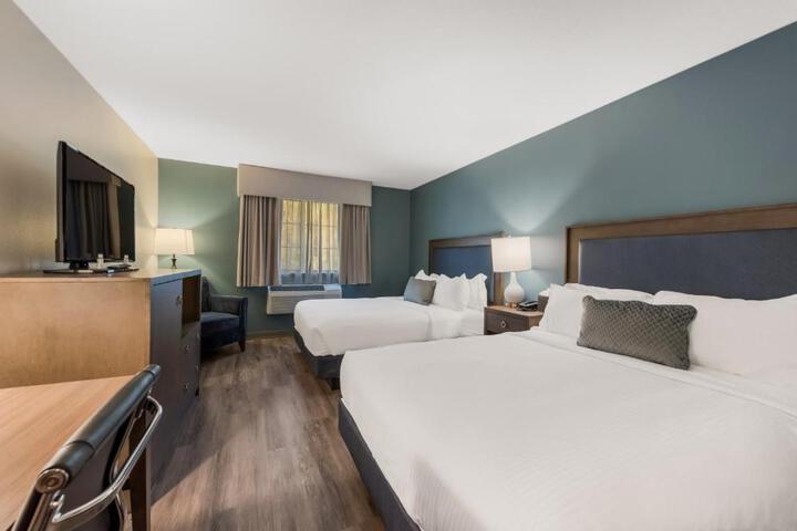 2 Queen Beds Sofa Bed Flat Screen Television Refrigerator High Speed Internet Accessible Full Breakfast (4 of 10)