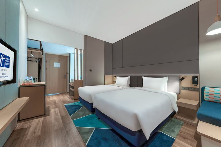 Room 35 of 102