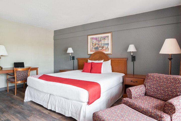 1 King Bed (7 of 8)