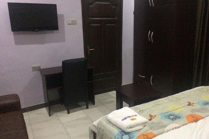 Room 4 of 6