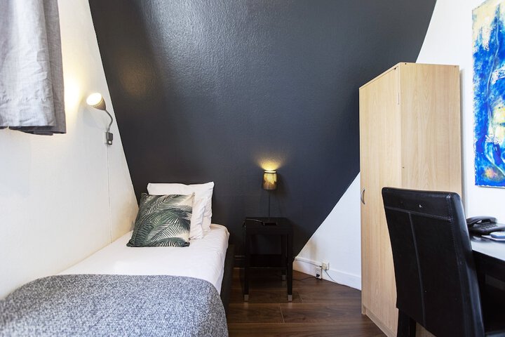 Room 10 of 96