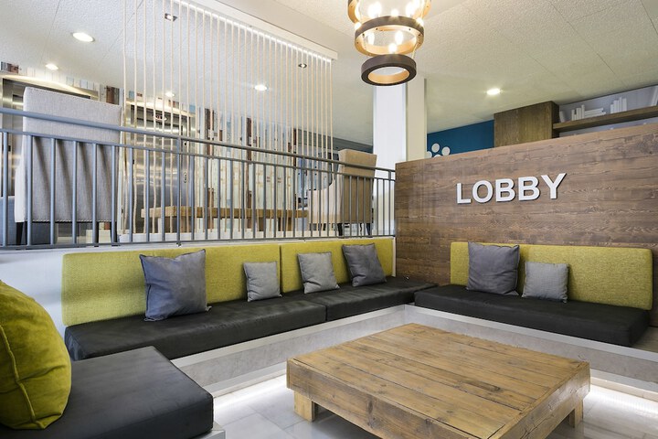 Entrance & Lobby
