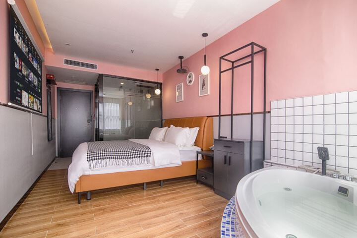 Bajiaosu Design Hotel (Huangbeiling Subway Station)