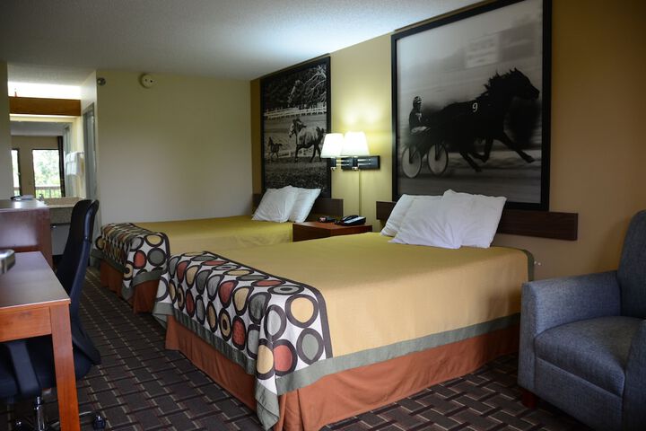 1 Queen Bed (3 of 11)