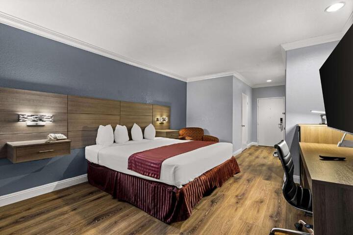 1 King Bed (16 of 16)