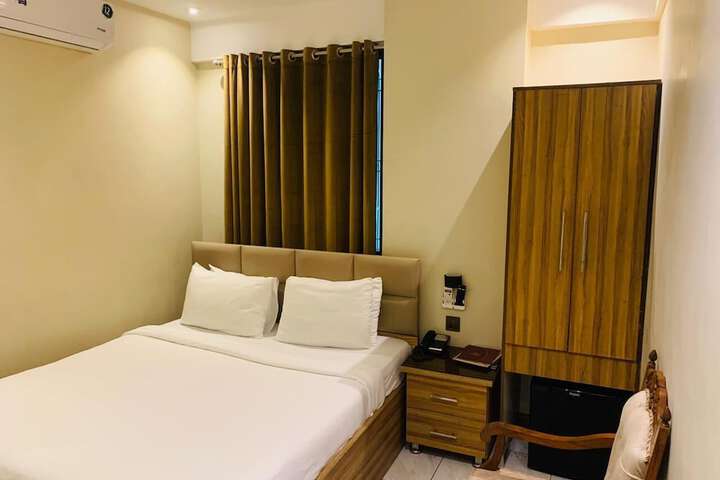 Room 25 of 53