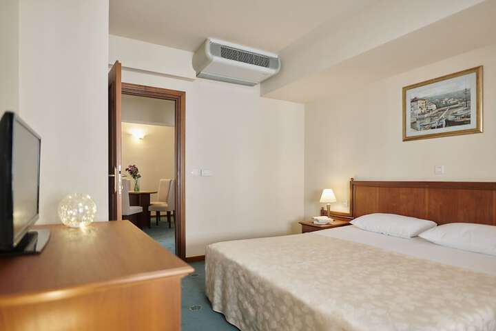 Room 6 of 107