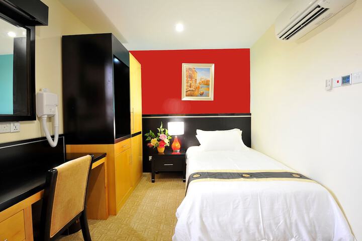 Room 2 of 32