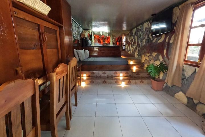 Room 6 of 160