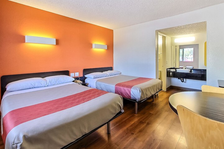 2 Double Beds (10 of 10)