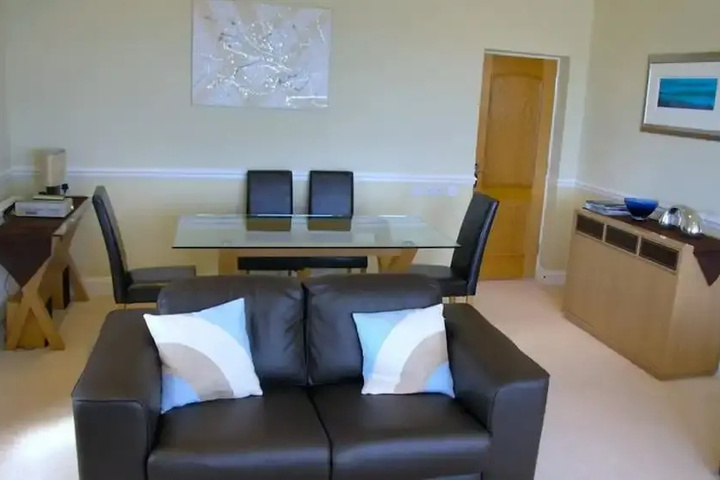 Room 4 of 12