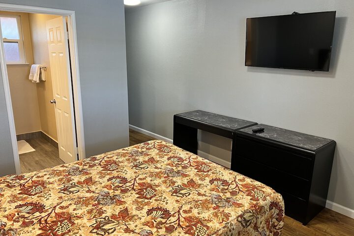 1 Queen Bed (15 of 16)