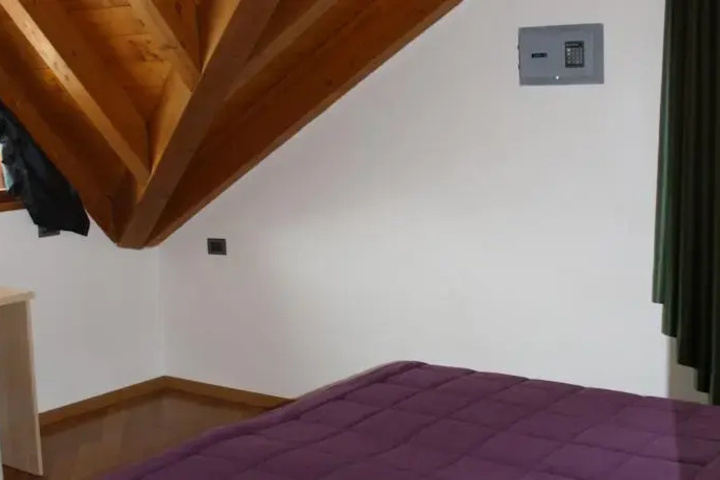 Room 5 of 10