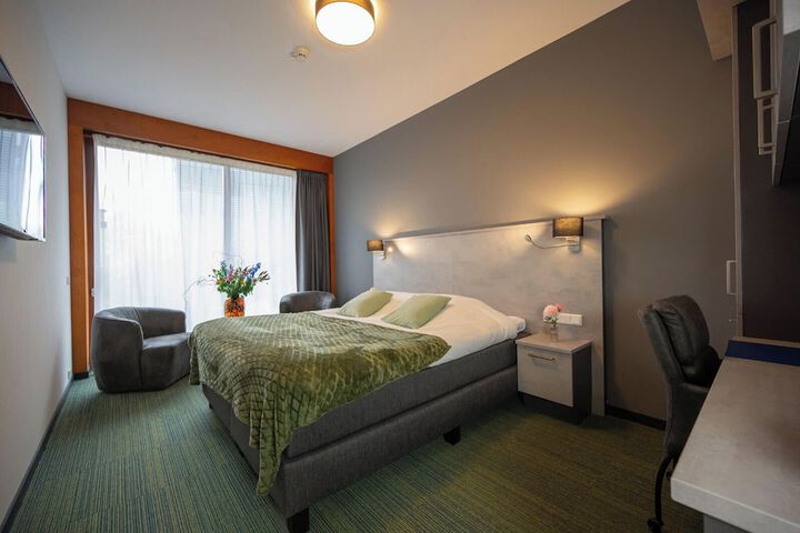 Room 10 of 28