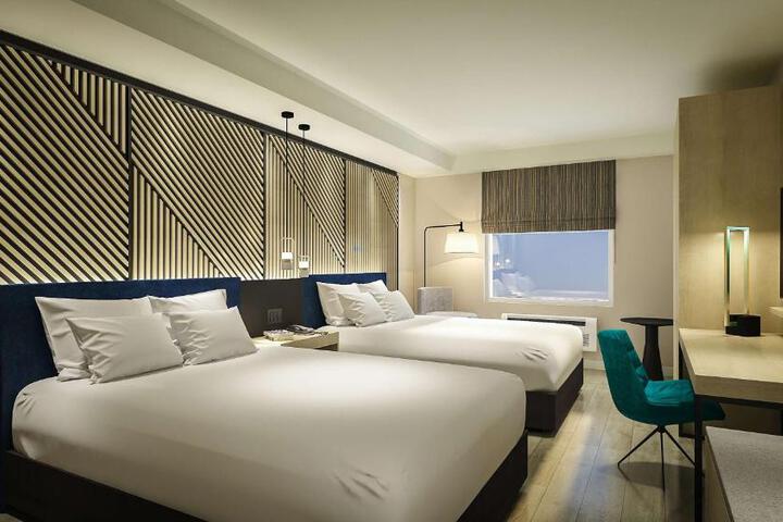 2 Queen Beds (2 of 8)