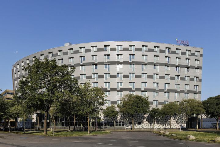 Hotel 98 of 100