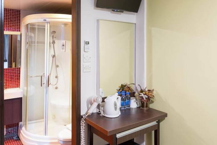 Room 14 of 33