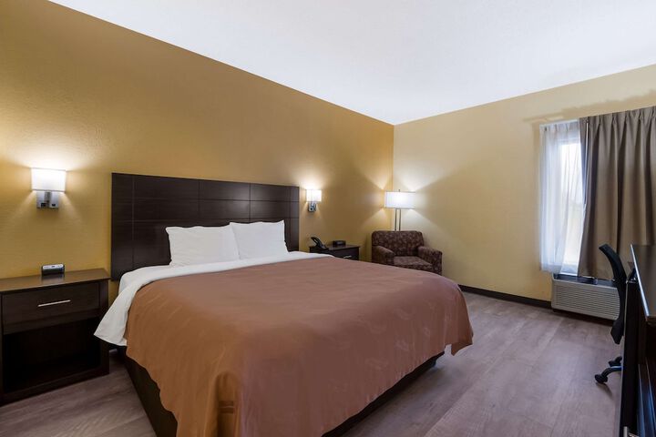 1 King Bed (7 of 17)