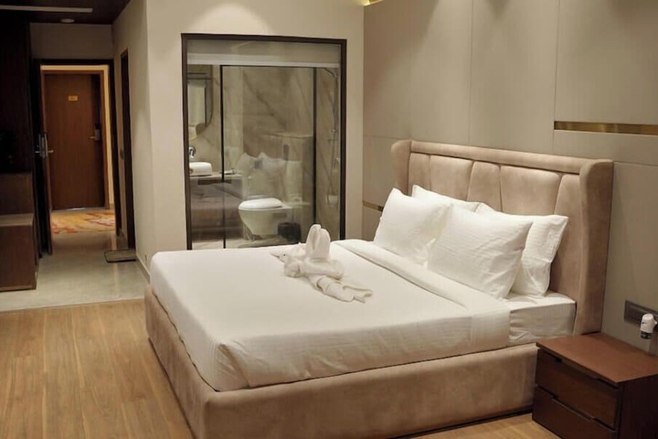 Room 10 of 20