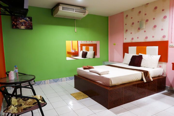 Room 6 of 8