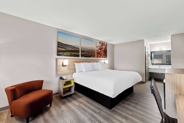 1 King Bed (4 of 18)