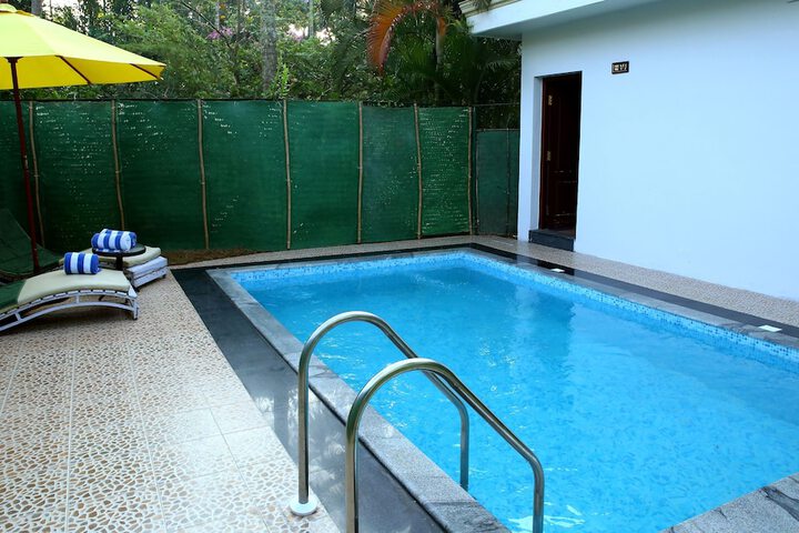 Hotel with Pool