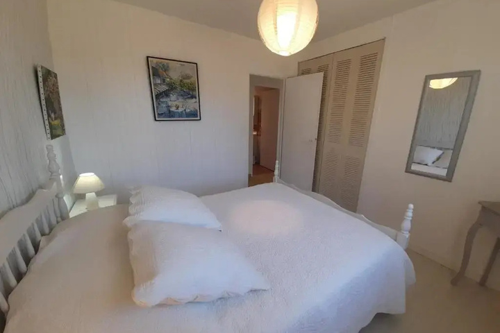 Room 5 of 12