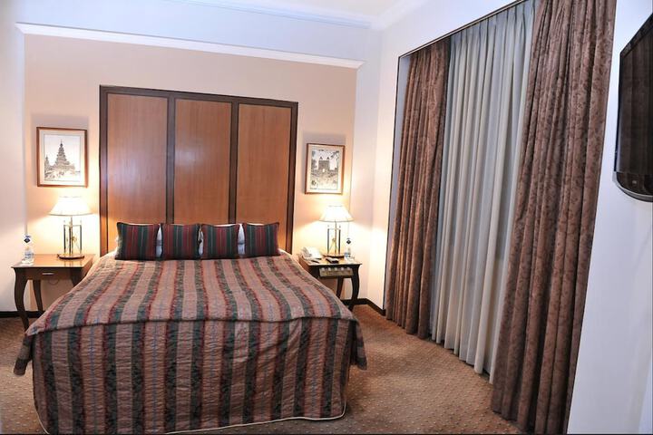 Room 6 of 28