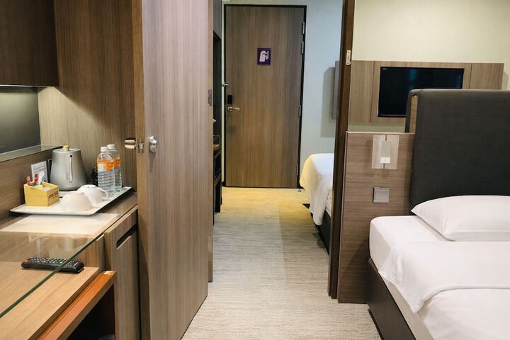 Room 28 of 104